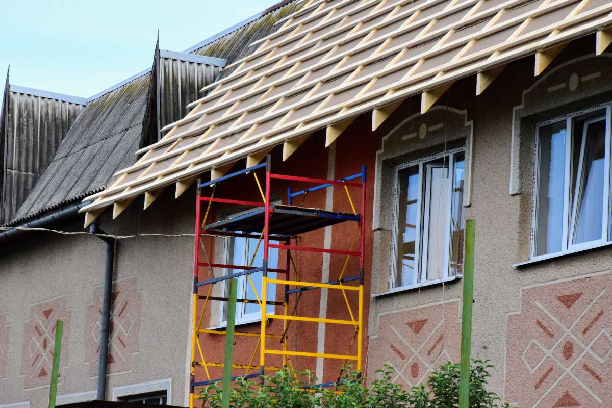 The roof of the Tyachiv Shelter is being overhauled