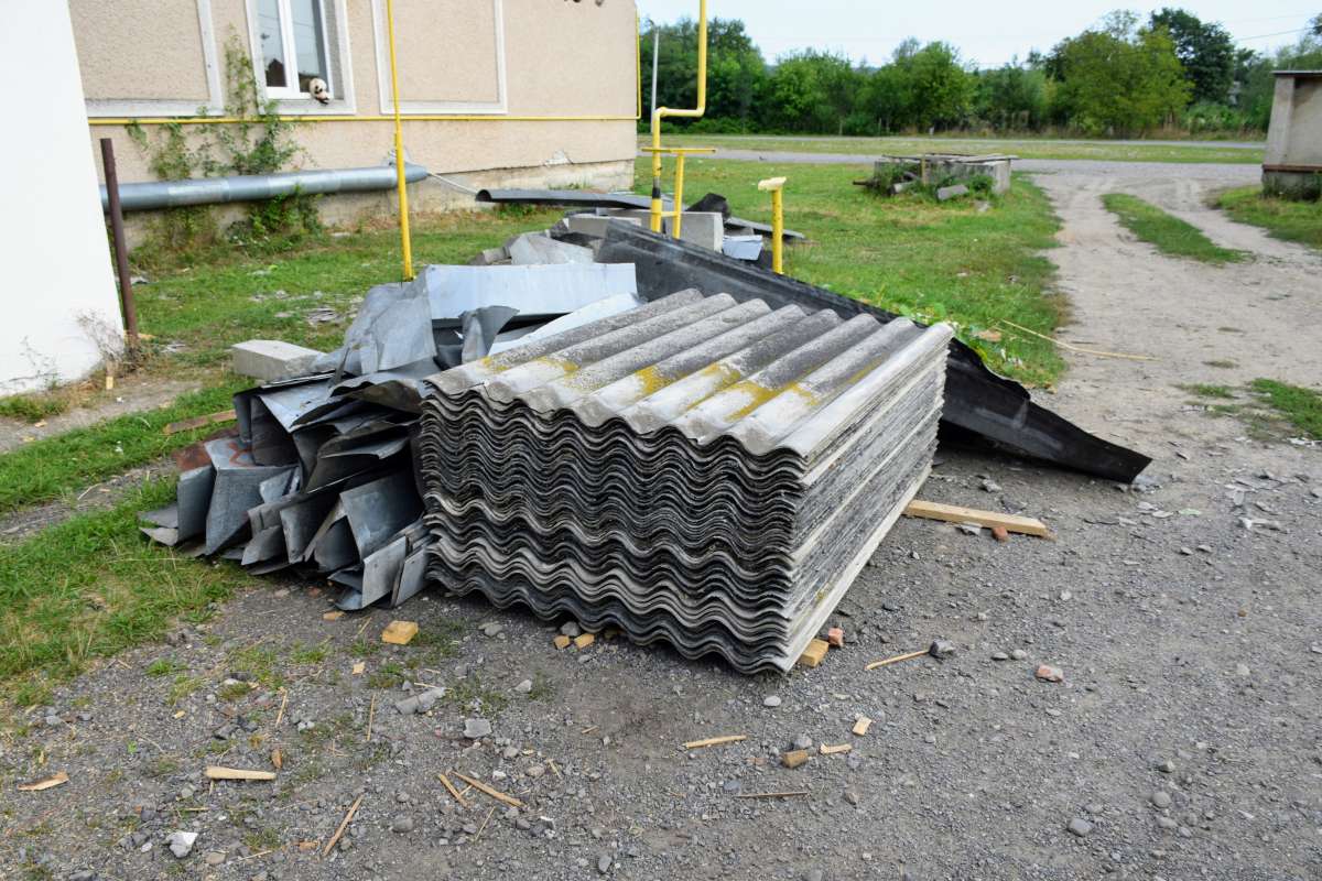 The roof of the Tyachiv Shelter is being overhauled